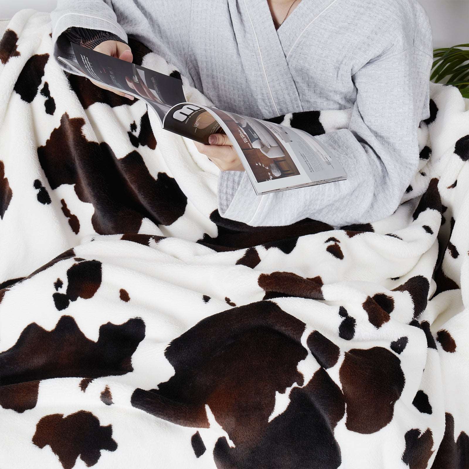 Cow Print Plush Throw Image secondaire du produit