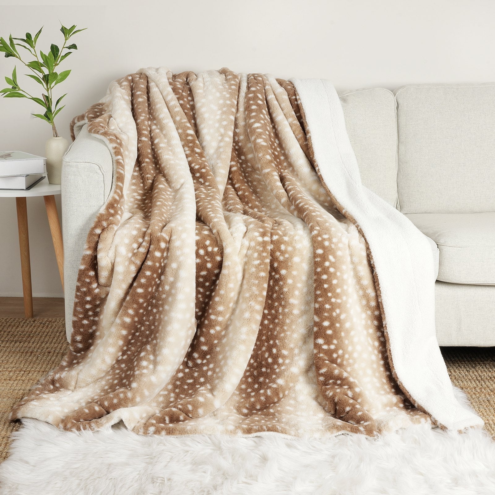 Deer Print Faux Fur Throw Image principale du produit