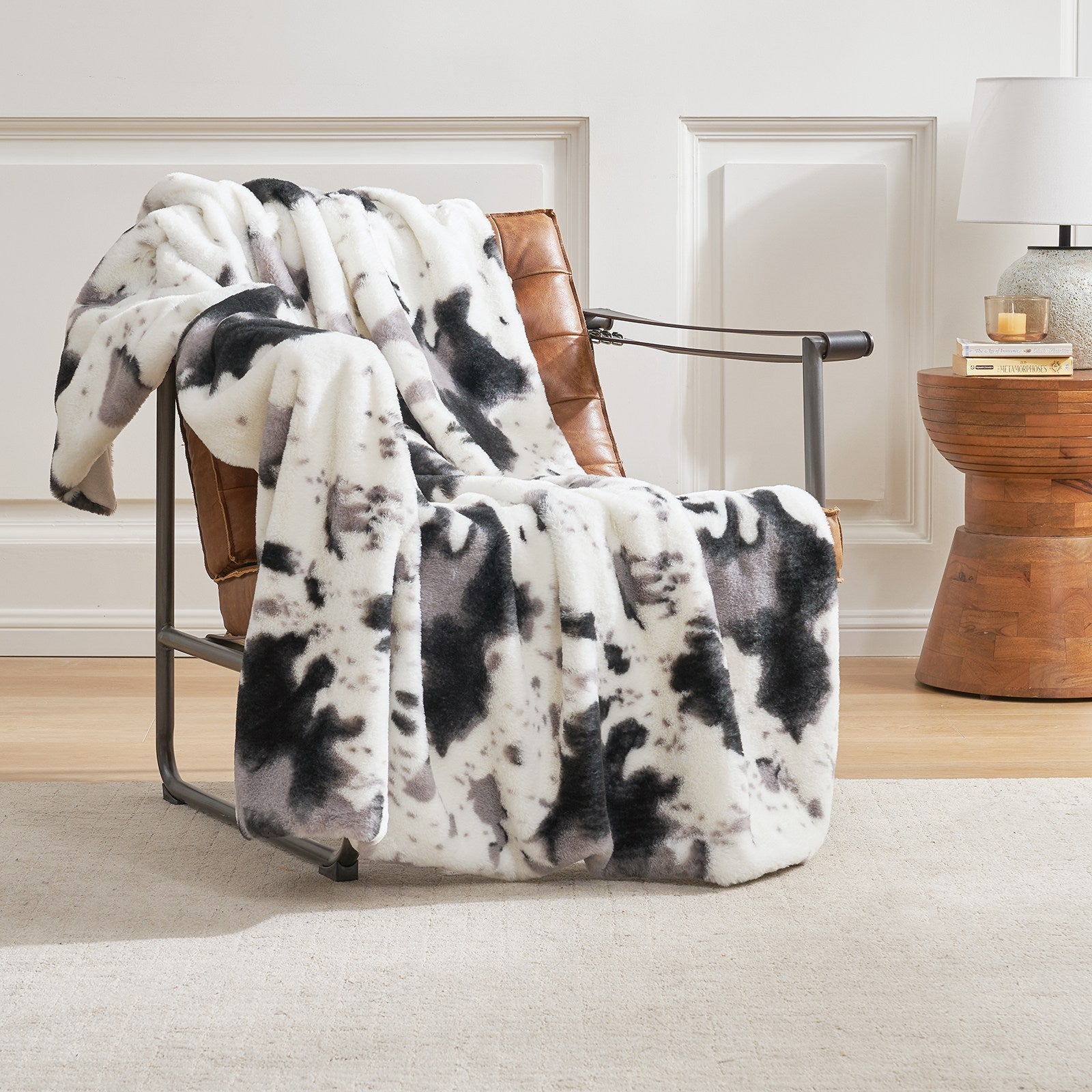 Cow Print Faux Fur Throw Image principale du produit