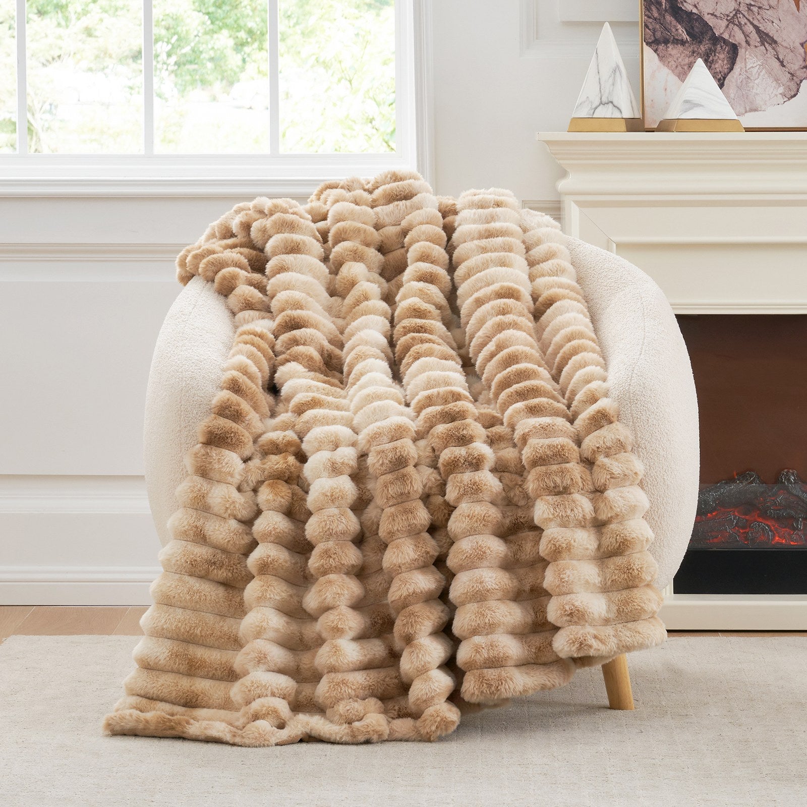 Striped Faux Fur Throw Image principale du produit