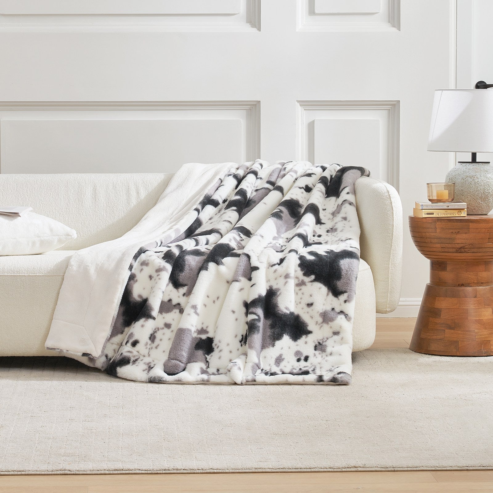 Cow Print Faux Fur Throw Image secondaire du produit