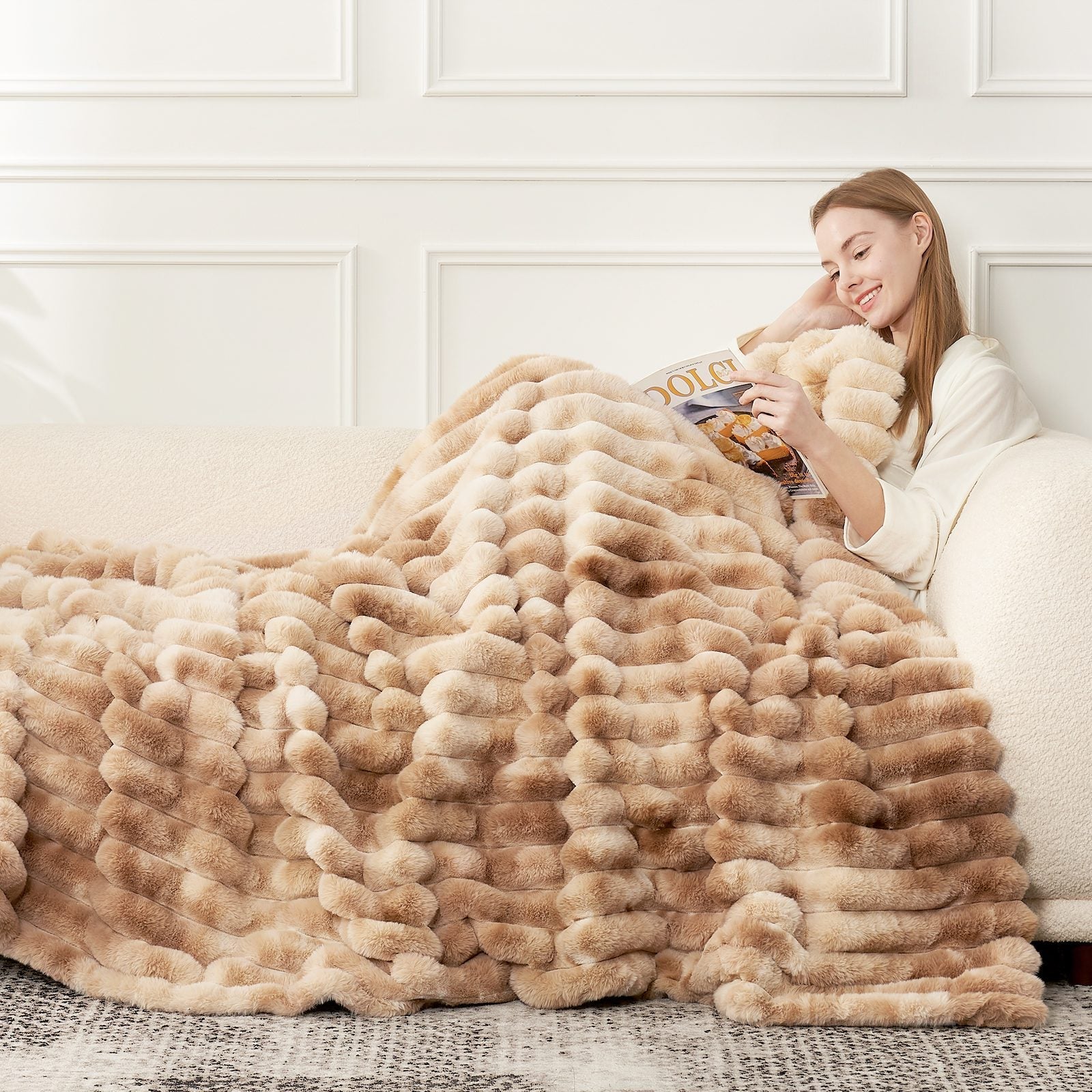 Striped Faux Fur Throw Image secondaire du produit