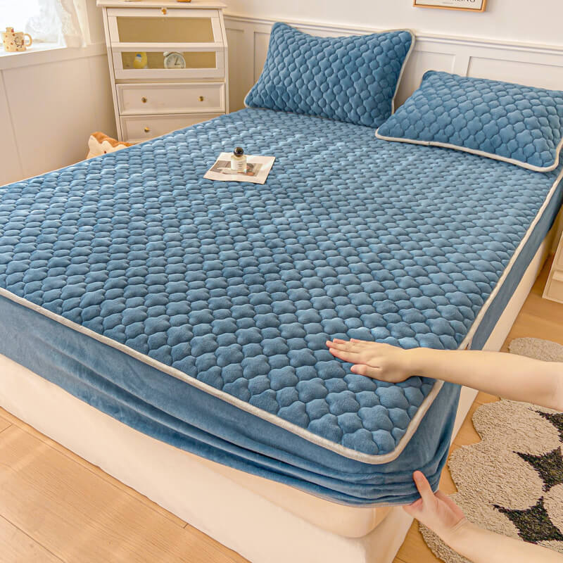 Velvet Cloud Textured Milk Fitted Sheet Secondary image