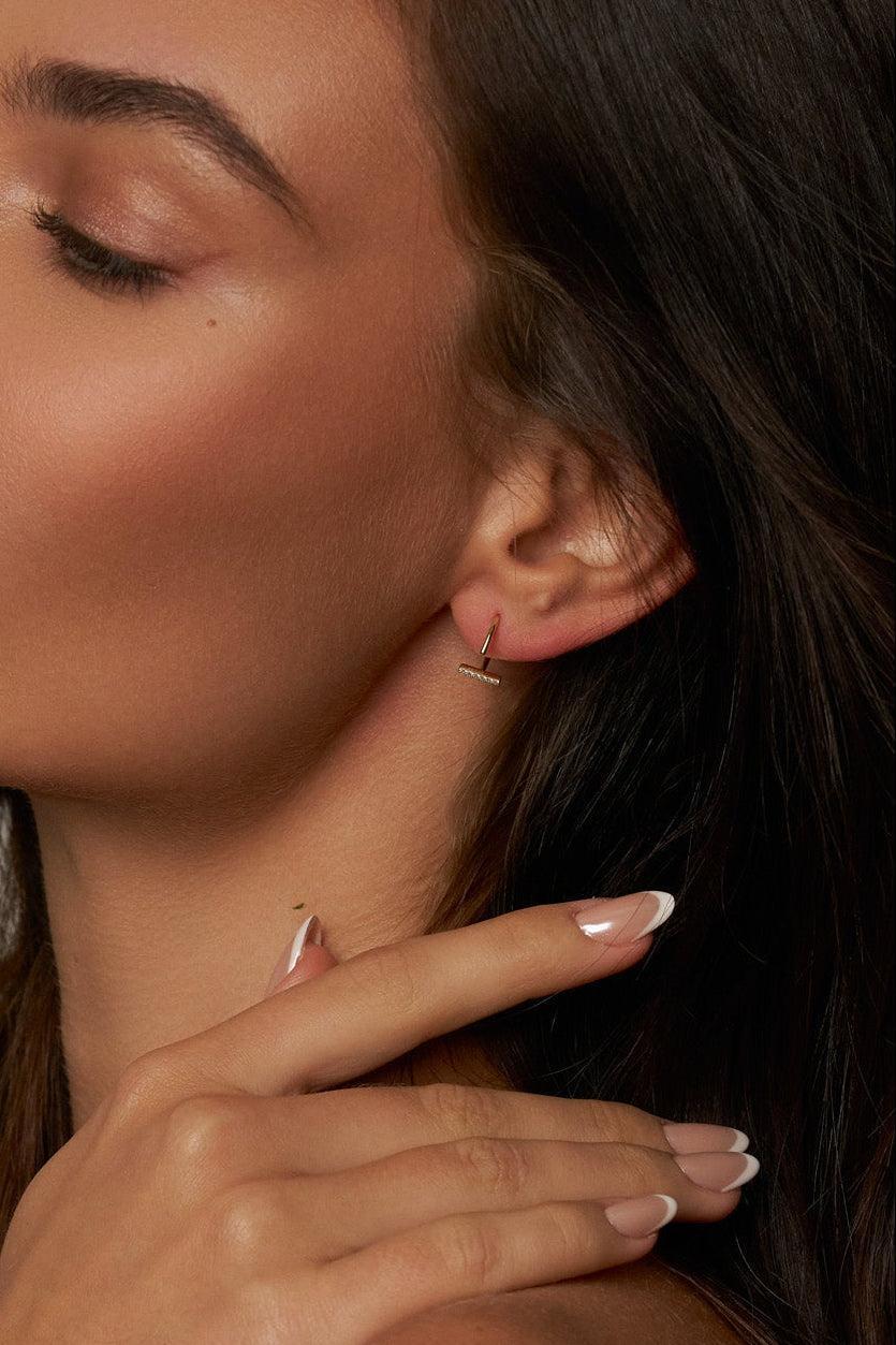 Lara Mini Moissanite-Ohrringe im Stabdesign Zweitbild