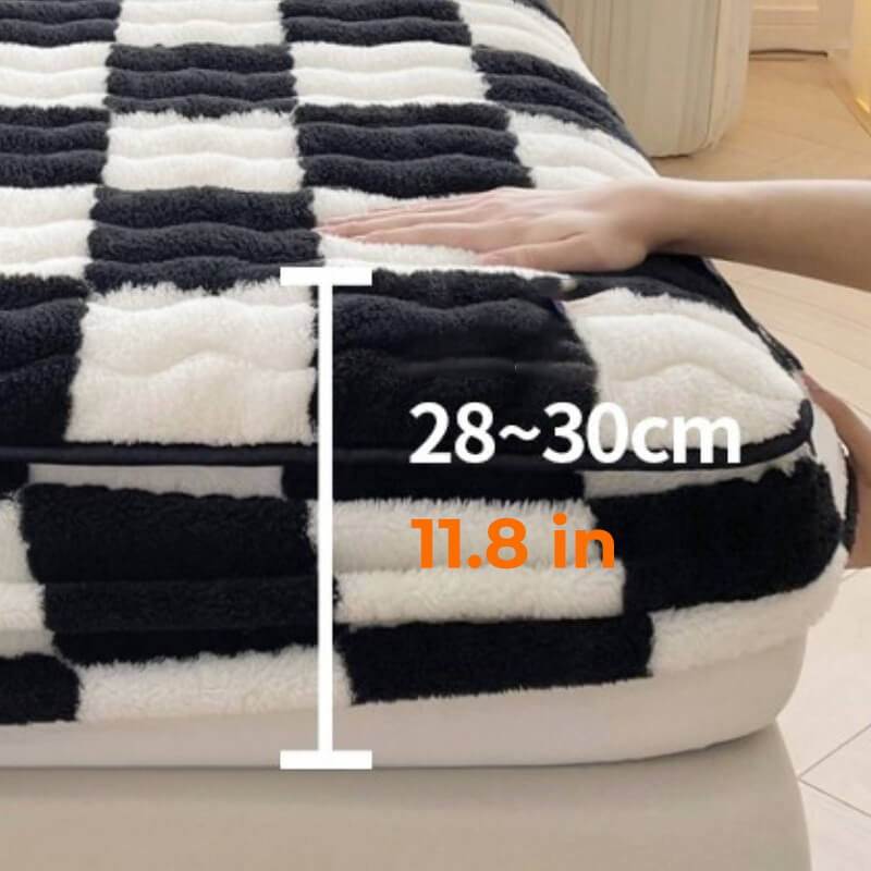 Checkered Milk Velvet Fitted Sheet Secondary image